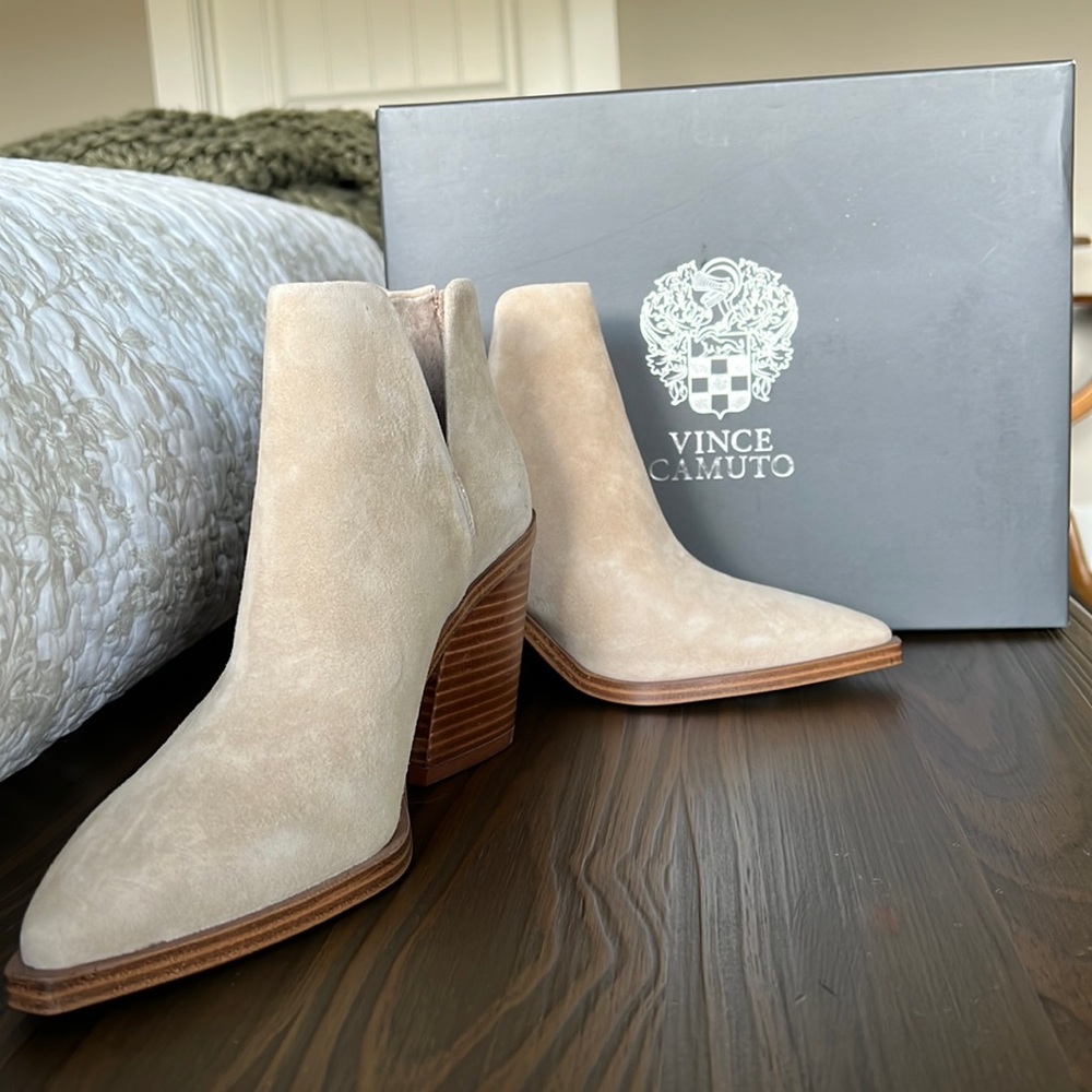 Vince Camuto-Gogietta Suede Bootie size 8M     (Brand New)